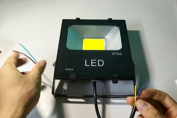 Cách nối dây đèn pha LED