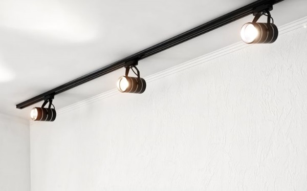 Đèn LED ray rọi chiếu sáng cửa hàng áo quần