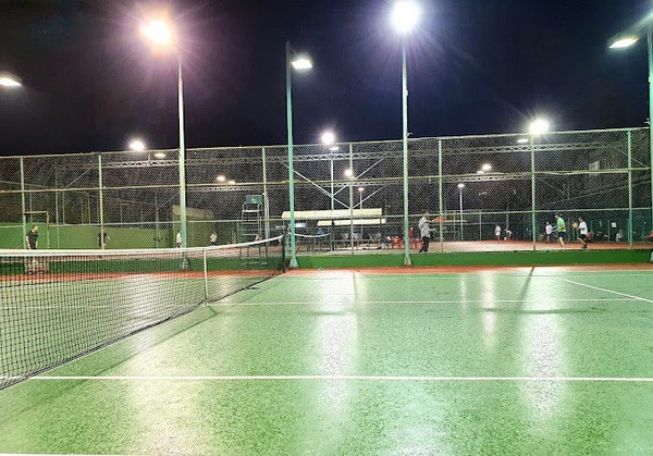 Bố trí đèn sân Tennis tăng sự an toàn cho người vào buổi tối hoặc trời mưa 