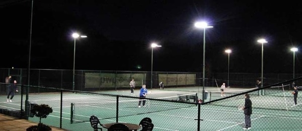 Độ chói một trong những yếu tố ảnh hưởng đến hệ thống chiếu sáng sân Tennis